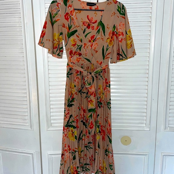 Pretty Little Thing Pink Floral Pleated Dress - Picture 2 of 7